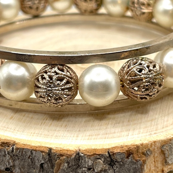 Vintage Unsigned Gold Tone Filigree Faux Pearl Bead Hinged Bangle Bracelet - Picture 12 of 12